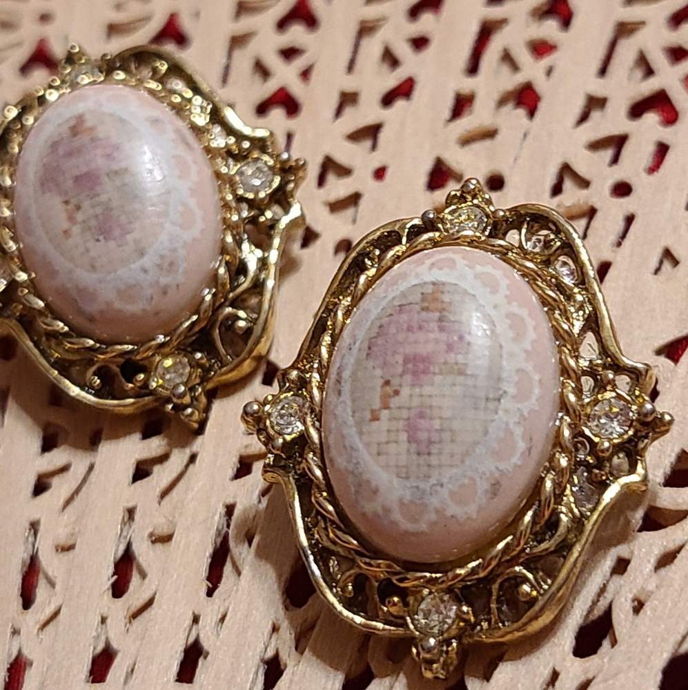 Elegant Gold and Cream Earrings Faded From Age Clip On Earrings Very Old - Picture 2 of 6